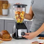 Licuadora-Oster®-con-Control-de-Perilla-2-Velocidades-mas-Pulso-con-Vaso-de-Vidrio-800-W-Negro-BLSTKAGBRD
